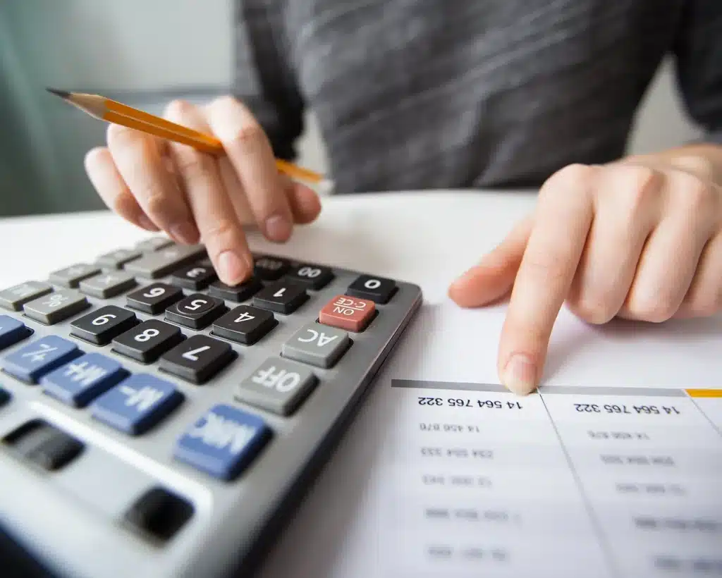 mfr rhone calculatrice et releve financier mains d une perso