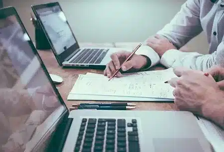 mfr rhone equipe travaillant sur des documents avec ordinate