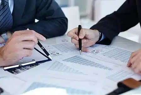 mfr rhone mains analysant des graphiques et documents sur un