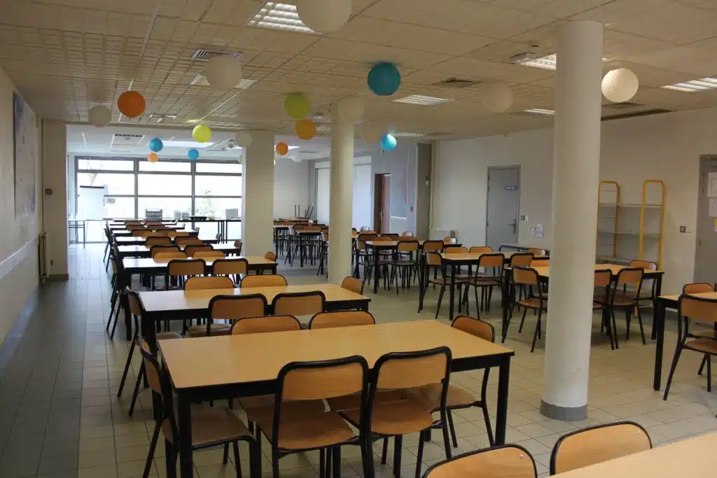 salle a manger du cfa mfr rhone avec tables et chaises decor