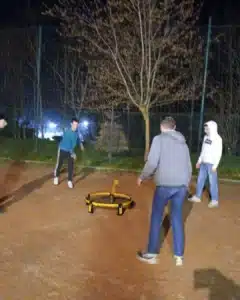 tournoi de spikeball mfr rhone apprentis jouant en soiree su