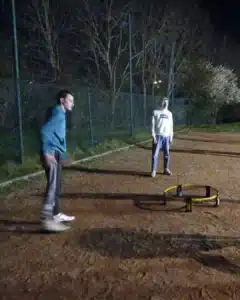 tournoi de spikeball mfr rhone deux jeunes jouent sur un ter